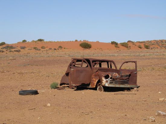 ...ja, hier steht manches schon etwas laenger rum...
oder es hat sich einfach nicht gelohnt, das Auto aus der Wueste holen zu lassen (viele Autos liegen einfach verlassen im Strassengraben)