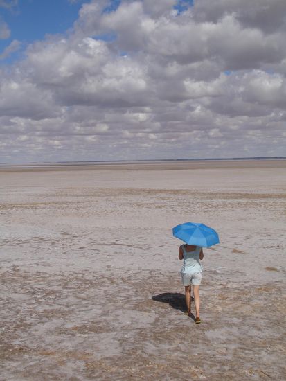 - Lake Eyre -
Der groesste Salzsee (meistens trocken), und auch der tiefste Punkt Australiens.
Man sagte uns, es sollte Wasser drinnen sein...war aber dann leider doch nicht!
Der See hat sich die letzten 150 Jahre erst 3x gefuellt!