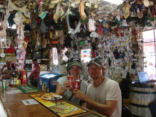 - William Creek - 
Ein uriges Pub in der Mitte des Oodnadatta Tracks
Alle Touristen lassen irgendwas da, was dann aufgehaengt wird (Unterhosen, BH's, Visitenkarten)...haben natuerlich die Tradition nicht gebrochen 