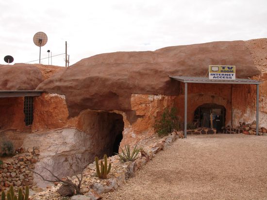 ...hier lebt alles im Untergrund, in alten stillgelegten Opal-Minen.
Hier herscht das ganze Jahr konstante 24 Grad in den Wohnungen, so macht den Leuten hier die Hitze der Wueste ohne Klimaanlage nichts aus!