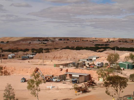 Ganz Coober Pedy besteht aus Sandhaeufen - noch heute werden hier fast 80% der weltweiten Opale ausgegraben!