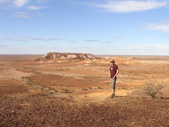 ...in den "Breakaways" bei Coober Pedy.
Hier leutchten die Berge von Ocher-Gelb bis Dunkel-Braun in allen moeglichen Variationen.