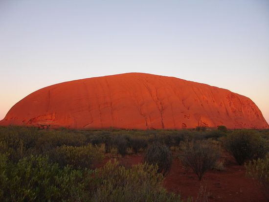 ...der beruehmteste Felsen im Zentrum Australiens...
(06:45 Uhr)