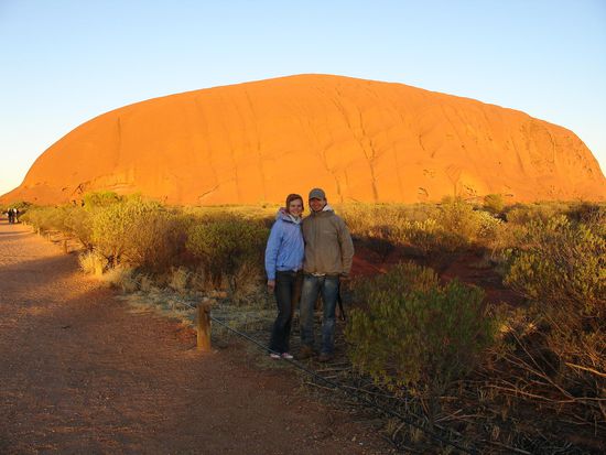 - Uluru, ehemals Ayers Rock - 
(07:00 Uhr)
Uluru bedeutet "grosser Stein" in der Sprache der Aboriginis, er ist fuer sie heilig und man wird gebeten ihn nicht zu besteigen!
Wir haben hier den Sonnenaufgang mit all seinen spektakulaeren Farben angeschaut (die fast minuetlich wechseln).