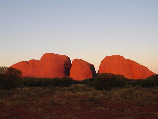 ...hier sind die Cousinen vom Uluru
- Kata Tjuta, ehemals die Olga's - 
Kata Tjuta bedeutet soviel wie 'viele Koepfe', insgesamt sind es 36 rundliche Felsformationen, bei denen wir den Sonnenuntergang beobachtet haben (was nicht weniger spektakulaer ist, als beim Uluru!)