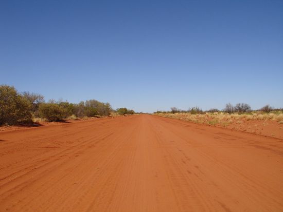 Der rote Sand vom Red-Center Australiens...wisst ihr warum er so leuchtend rot ist???
Australiens Erde ist sehr eisenhaltig und durch den Regen ist der Sand einfach oxidiert...also gerostet! 
