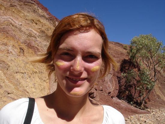 - Ocher-Farben Kalksteine - 
Das gemahlene Pulver wird sowohl von den Aboriginis gebraucht (wie Daisy hier mit der Gesichtsbemalung demonstriert) wie auch mit anderen Staemmen gehandelt.