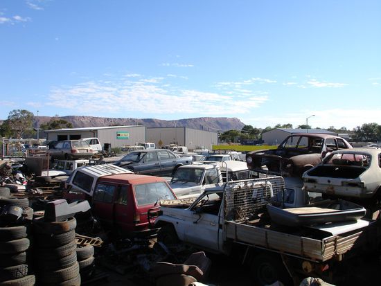 Der Schrottplatz in Alice Springs - hier brauchten wir neue Federn!
Springs in Alice Sprins, lustig oder???!