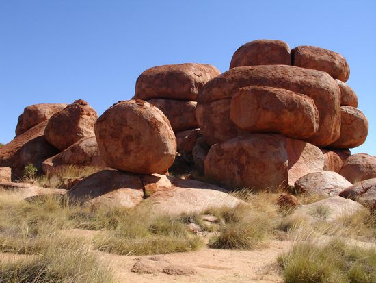 Hier bei den Devils Marbels (Teufels-Murmeln). Mitten in der Wueste liegen ploetzlich rundliche Steine rum die teilweise enorme Ausmasse haben. Die mussen vom Teufel hingelegt worden sein... 
