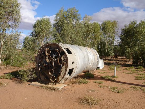 - Ein Fundstueck aus der Wueste - 
Der hintere Teil einer Satellitenrakete, die ueber der Wueste abgeworfen wurde