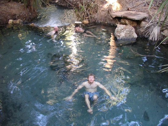 ...wo heisse Thermal-Pools auf uns warteten...
Super-schoen!! Kristallklares, azurblauens Wasser, 32 Grad warm. 
Bei den tropischen Temperaturen von ueber 30 Grad doch tatsaechlich fast noch eine Erfrischung.