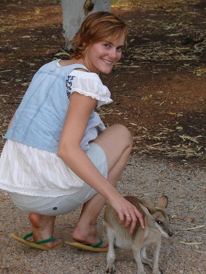 Hier ist uns ein kleines, schmusebeduerftiges Wallaby ueber den Weg gelaufen. Suess!!!