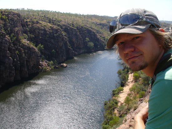 - Katherine Gorge - 
Hier wollten wir eigentlich eine Kanu-Tour machen, doch leider ist alles noch gesperrt, da jetzt kurz nach der Regenzeit immer noch Salzwasserkrokodile drinnen rumschwimmen...und wenn die dich kriegen, fressen sie dich!