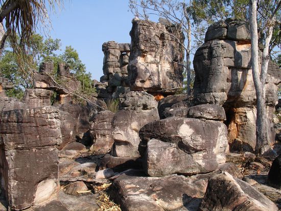 ...hier liegen ganz viele Steine rum, die aussehen, als ob sie die Ruinen einer Stadt sind.