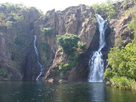 - Die Wanga-Falls, Litchfield NP - 
Eigentlich die schoensten Wasserfaelle, die wir bis jetzt gesehen haben.
Das riesige einladende Wasserbecken lud wirklich zum Baden ein, war aber leider auch gesperrt...ratet mal wegen was...??