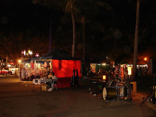 - Mindil Beach Market, Darwin - 
Hier ist eine Art Tollwood direkt am Strand von Darwin. Jeden Donnerstag und Sonntag bis spaet Abends kann man sich hier seinen Geluesten (Einkaufen, Essen, Trinken und Live-Musik hoeren) hingeben.