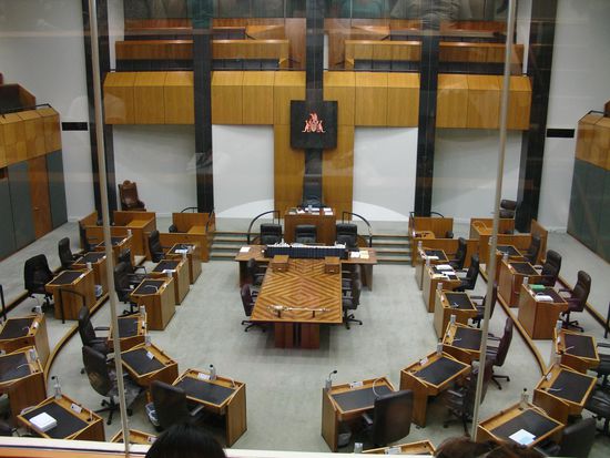 Und hier der Sitzungssaal von innen, wir bekamen sogar eine kostenlose Fuehrung durch das Parlament.