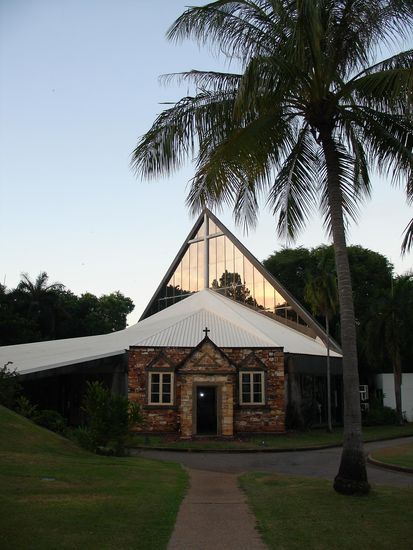 Die alte Kirche mit Originaleingang von frueher und modernem neuen Bau dahinter...
Darwin wurde naemlich 2x komplett niedergewalzt, das erste Mal im 2.Weltkrieg von japanischen Bombern und das zweite mal erst 1974 von einem riesigen Wirbelsturm...