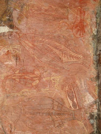 Einige Zeichnungen (mit Ocherfarbe) sollen sogar bis 5000 Jahre alt sein. 
Hier wurden sich frueher gegenseitig Geschichten erzaehlt und dazu gemalt.