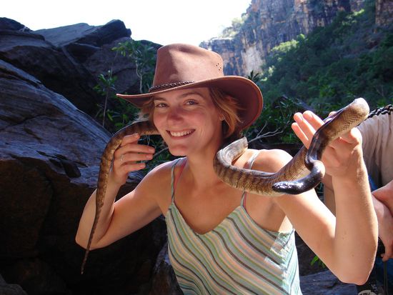 Eine echte und wildlebende "Black-headed Phyton", die dort im Wasser von einem einheimischen Ranger im Wasser gefunden wurde. 
Keine Angst...war "nur" eine Wuergeschlange 