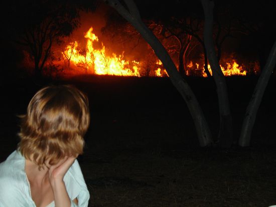 - Auf einem Rastplatz am Savannah-Way -
Hier wurde nach unserem Abendessen alles rundherum von den Rangern abgebrannt, und wir standen quasi mitten im Feuer. Verrueckt!
In der Trockenzeit fangen sie hier an, alles abzubrennen, damit der Boden wieder fruchtbar wird, alte Aboriginie-Tradition.