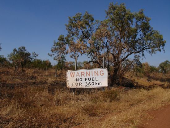 - Hinweisschild am Savannah-Way - 
Keinen Sprit die naechsten 360 km...
und auch sonst nix!