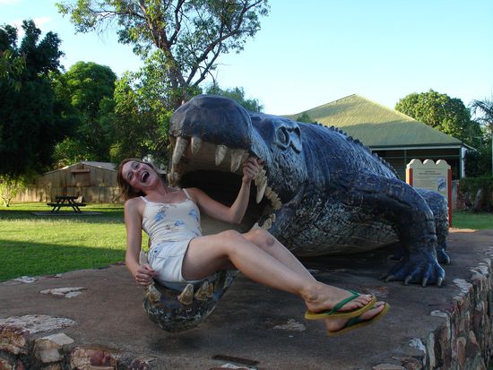 Daisy im Maul des groessten Krokodils, was bisher auf Erden gefangen und erlegt wurde...
Hier in Normanton ein Nachbau des 8.6 m langen Ungetuems im Originalmassstab.