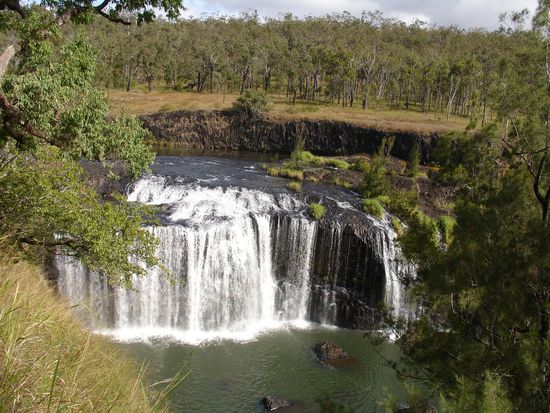 - Australiens breitester Wasserfall - 
Auf dem Weg zur Ostkueste nach Cairns.