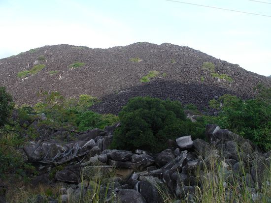 - Black Mountain - 
bei Cooktown...eine mysterioeser schwarzer Berg, der aus lauter erodiertem Lavagestein besteht.
