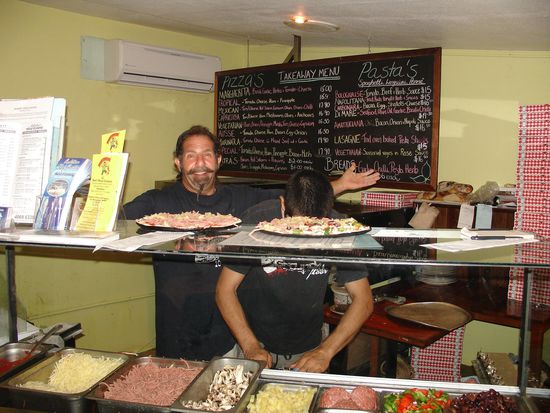 Pizzaria "Gigi" 
Hier arbeiteten wir ueber die Tage ein paar Stunden und bekamen dazu jeden Abend leckere Pizza und Pasta!! Mmmhhh...
Man war das lecker und eine willkommene Abwechslung zu unserem doch eher eintoenigen Backpacker-Essen.