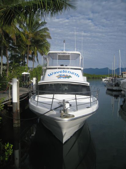 Das Boot von 'Wavelength' 
Damit ging es 1 Stunde 40 Minuten von Port Douglas aus raus ans auessere Great Barrier Reef