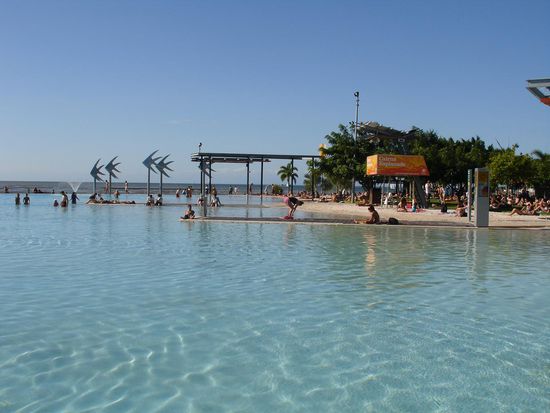 - Cairns - 
Es gibt fast in jeder noerdlichen Stadt so einen Badestrand, da man ja wegen Krokodilen, Haien und toedlichen Quallen lieber nicht ins Wasser gehen sollte!