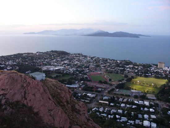 Blick auf Townsville und Magnetic Island vom Castel Hill aus...schoen zum Sonnenuntergang anschauen!