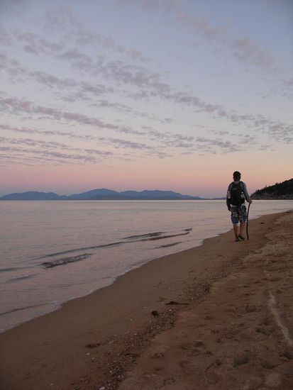 - Strandspaziergang zum Sonnenuntergang - 
Im Hintergrund das Festland, Australien.