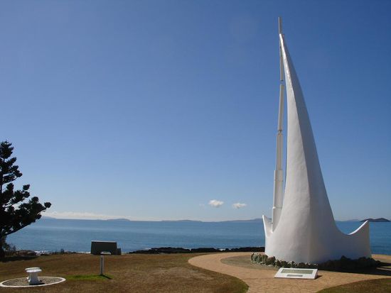 - Das singende Schiff - 
Der Wind macht die Musik...
Im Hintergrund Great Kappel Island. Hier an der Ostkueste haben viele Staedte ihre eigenen Inseln.