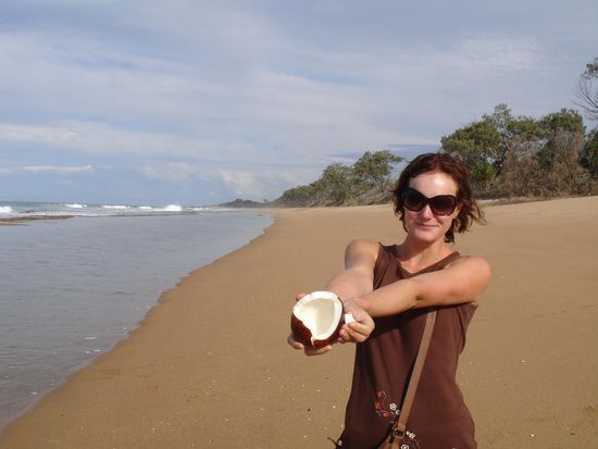 Kokosnuesse gab es fast jeden Tag zum essen. Wir sammelten sie einfach am Strand ein, Andy musste sie dann mit dem Hammer knacken...wirklich nicht einfach...aber mmmhhh!!!