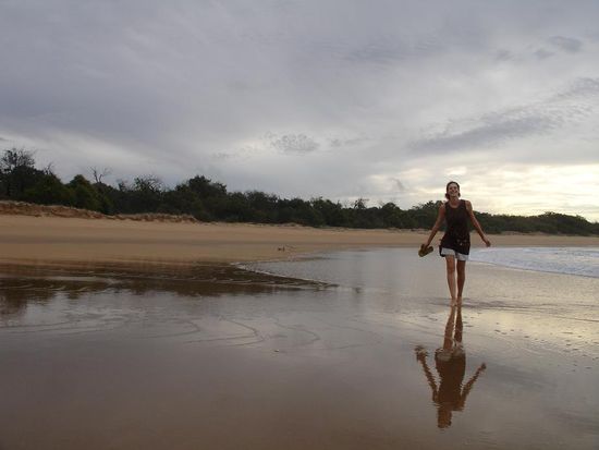 Wir haben inzwischen ja unzaehlig viele Strandfotos...aber selten eins so bewoelkt wie dieses. Meistens scheint der Himmel blau und klar! 
Hier ein Strand am Deepwater National Park, wo wir nur dank unserem 4x4 Auto hinkamen und mal einen Strand ganz fuer uns allein hatten...an der Ostkueste eigentlich so gut wie unmoeglich, da hier alles zugepflastert ist!