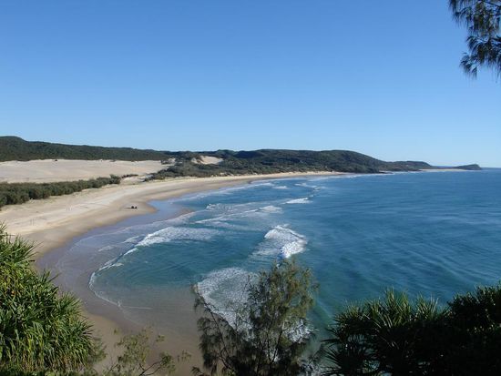 - Der 75-Mile-Beach auf Fraser Island - 
Er zaehlt zu den Highways von Queensland, und man kann hier mit 85km/h die 112 km am Strand entlang fahren...mal eine andere Autobahn.