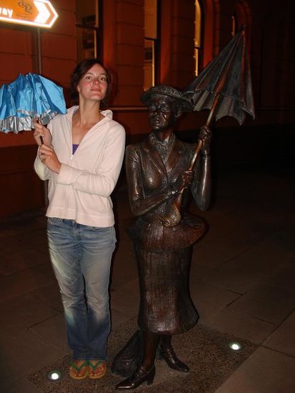 - Maryborough - 
Hier steht die Bronzestatue von Mary Poppins, da die Atorin in dem Haus dahinter geboren wurde.