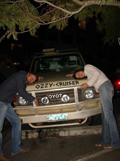 - Wehmuetiger Abschied von unserem Truck "Ozzy Cruiser" - 
Es fiel uns wirklich schwer, uns von ihm zu trennen. Wir hatten doch die letzten 7 Monate, 24 Stunden jeden Tag mit und in ihm verbracht. Es war wie unser Zuhause.
Er hat uns heil durch die komplette rechte Haelfte von Australien gefuehrt...21.300 km. Wir hatten viel Spass, tolle Erfahrungen und Erlebnisse, die uns wirklich gepraegt haben und wir nicht missen wollen!
Wir haben in hier in Brisbane wieder an 2 deutsche Backpacker verkauft, die schon wieder mit ihm unterwegs sind.