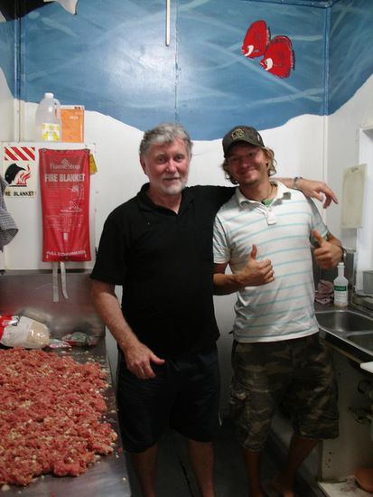 - Gemeinschaftkueche und gemeinsames Essen am Sonntag -
Andy mit dem Hostelbesitzer Ken beim Hamburger-Zubereiten fuer alle Bewohner