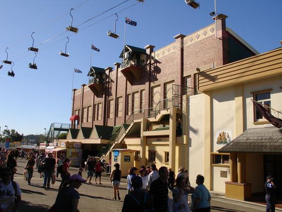 Es gab sogar einen Sessellift ueber das ganze Gelaende...
und das mitten in der Stadt!!! 
Coole Aussicht von da oben 