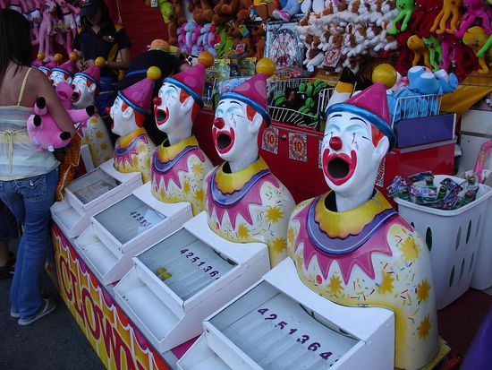 Alte Spiel- und Schiessbuden....wie vor 100 Jahren.