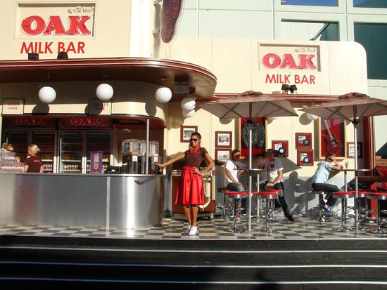 Sehr originell auch die Milchbar mit richtigen Milkshakes, Rock'n Roll-Taenzerinnen und Jukebox! 
Kuckt mal, wer da im Hintergrund sitzt!