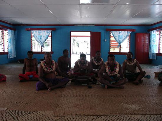- Die Kava-Zeremonie - 
Maenner aus dem Dorf sitzen zusammen und zelebrieren ihr Volksgetraenk, das "Kava", was sich vorne in der grossen runden Schale befindet.
