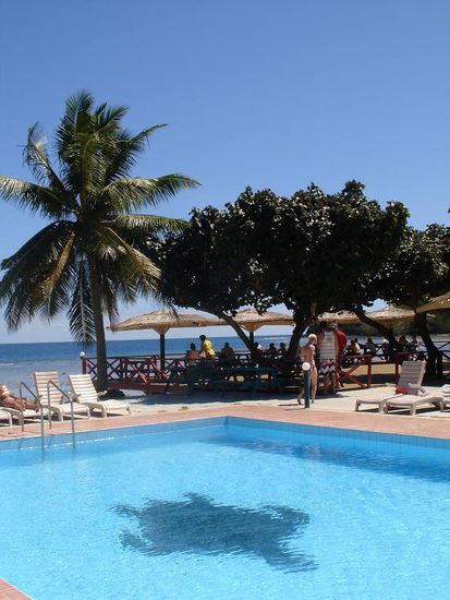 - Luxus-Pool - 
Ganz praktisch...wenn der grosse Pool dahinter Ebbe hat und man eine Erfrischung braucht!