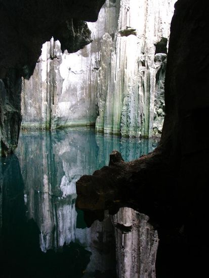 - Hoehle bei Coral View - 
Hier waren wir schwimmen und mussten zwischen den einzelnen Hoehlen durchtauchen...schon ein bisschen beaengstigend. Platzangst und Angst vor Dunkelheit darf man hier nicht mitbringen!