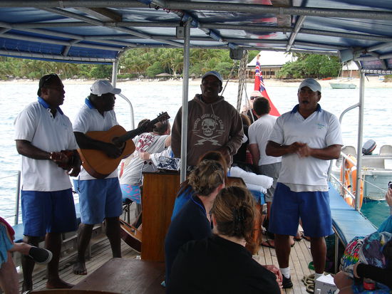 - Die Fijianer - 
Sie haben immer ueberall ganz nett fuer uns gesungen....auf der Insel als Begruessung, zum Lunch, zum Dinner.