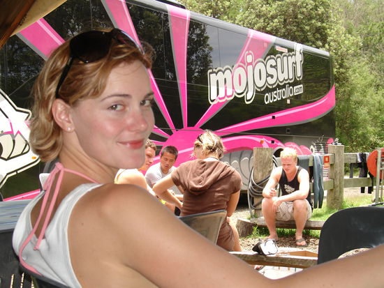 Ankunft im Surfcamp mit dem Mojosurf-Bus im Hintergrund