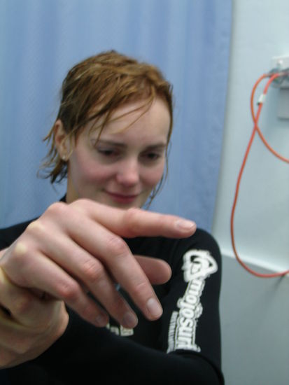 2 Stunden spaeter im Krankenhaus im Surfanzug und Flipflops mit ausgerenktem Zeigefinger - nichts fuer schwache Nerven!...Der Arzt und die Schwester werden diesen Besuch nicht so schnell vergessen! 